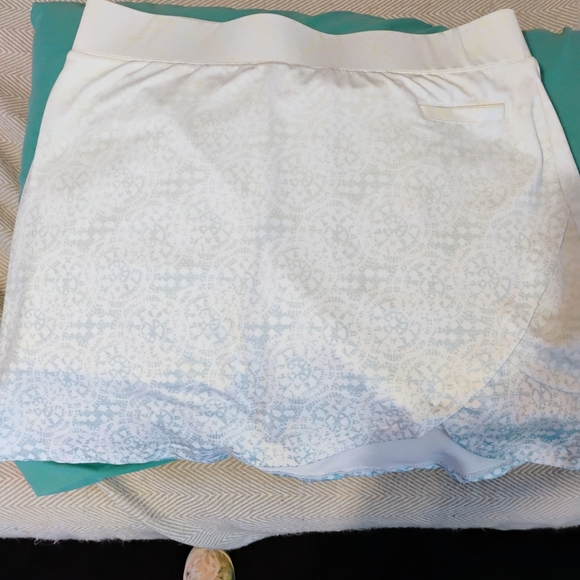 Pebble Beach Elegant White and Light Blue Women's Golf Skort. - Picture 2 of 6